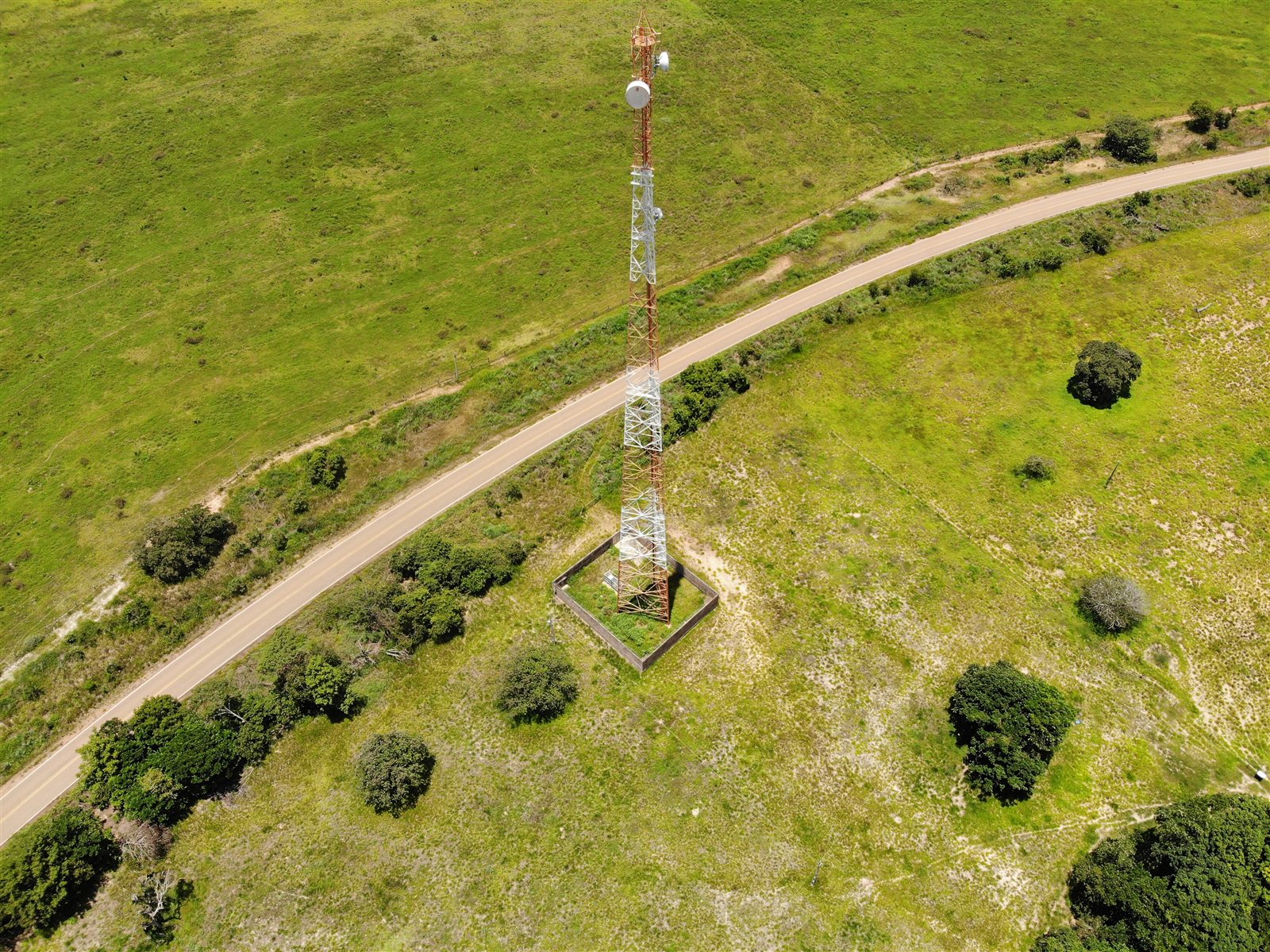 Levantamento aéreo de torre de telecomunicações realizado com drone
