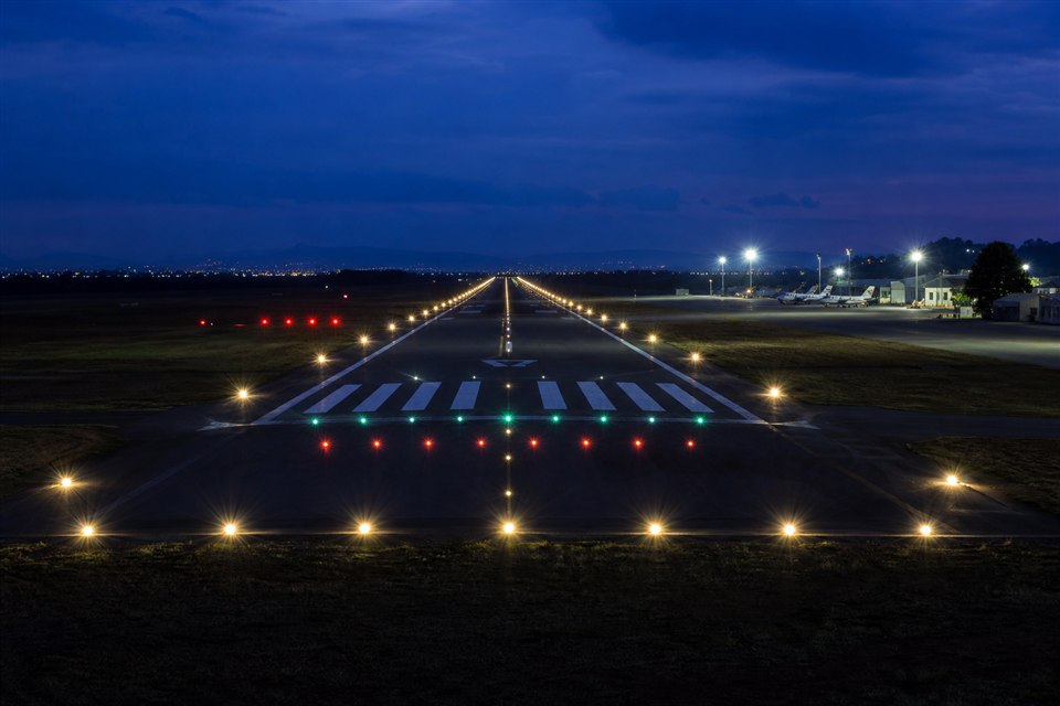Pista de pouso sinalizada com balizamento noturno