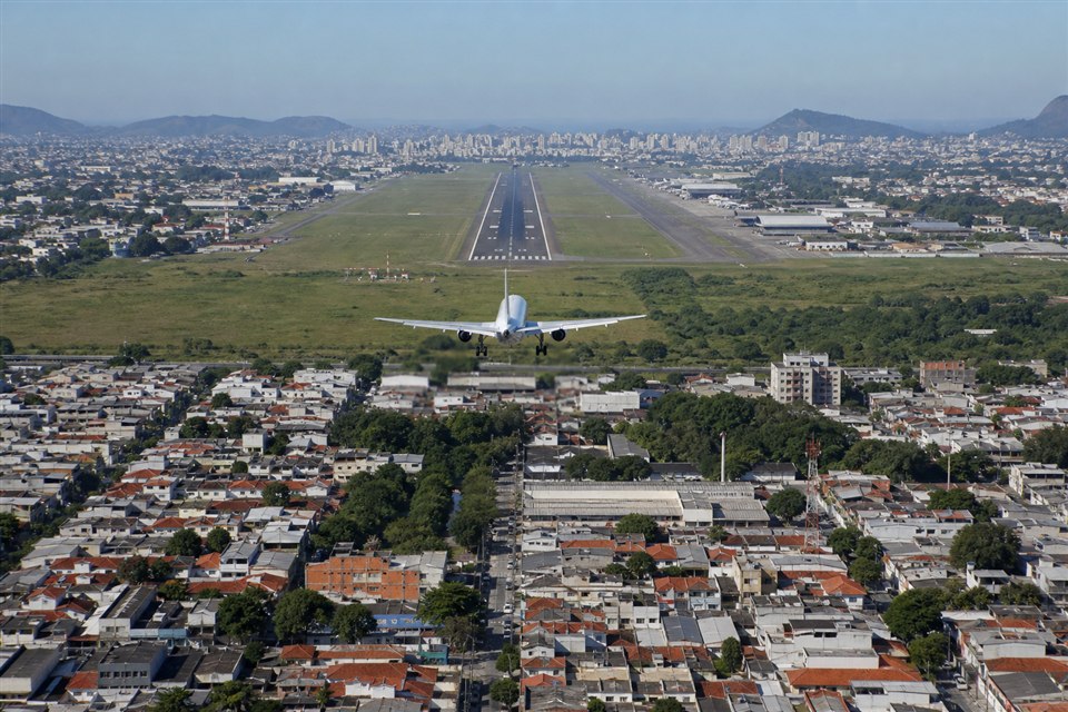 Visualização técnica de zona de proteção de aeródromo com edificações no entorno