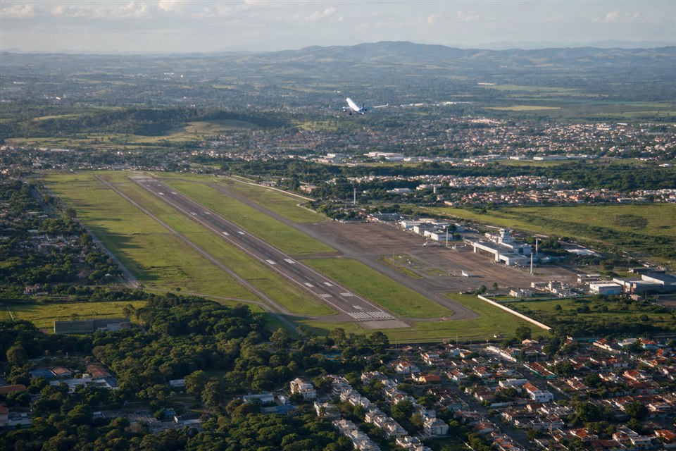 Mapa de zoneamento de ruído aeroportuário sobreposto a área urbana